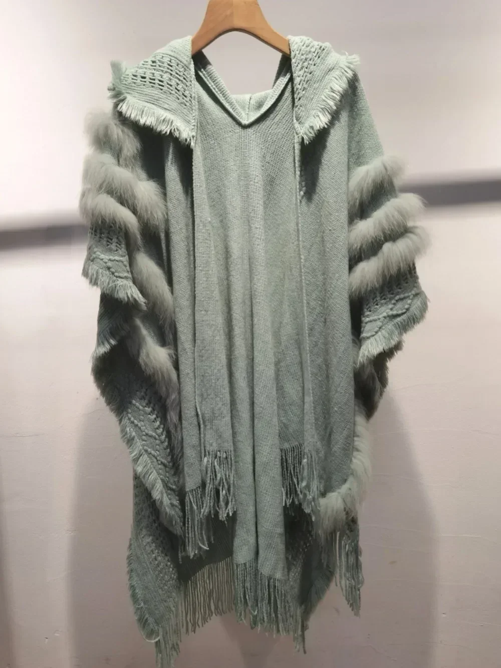 Свободная накидка с кисточками в стиле накидки, вязаный кардиган средней длины, свитер для женщин, новинка 2024, свитер из натурального меха, женское пальто из лисьего меха
Свободная накидка с кисточками в стиле накидки, вязаный кардиган средней длины, свитер для женщин, новинка 2024, свитер из натурального меха, женское пальто из лисьего меха