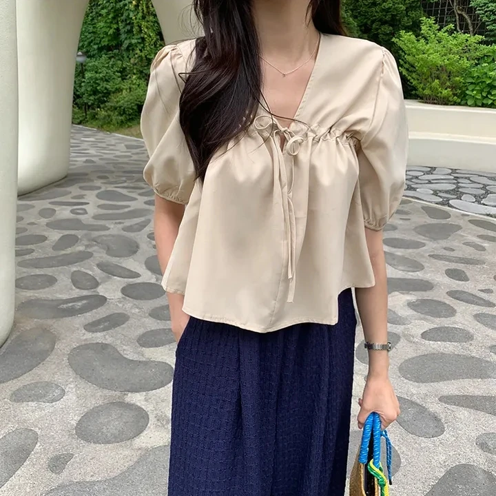 Korean Style Chic Simple Design V-Neck Drawstring Bubble Sleeve Doll Shirt Top Summer 2026 Loose Fit Polyester Short Sleeve
Korean Style Chic Simple Design V-Neck Drawstring Bubble Sleeve Doll Shirt Top Summer 2026 Loose Fit Polyester Short Sleeve