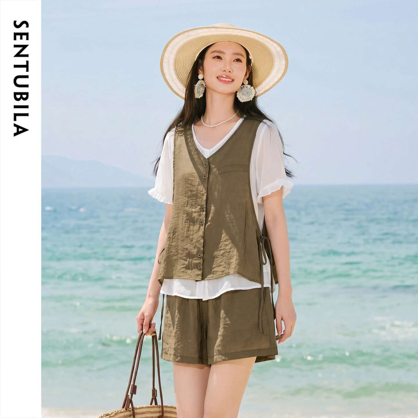 SENTUBILA Women's Commuter Set 2026 Summer V-neck Color-block Top Elastic Waist Loose Shorts Coffee Two-piece Set W62ZC8291
SENTUBILA Women's Commuter Set 2026 Summer V-neck Color-block Top Elastic Waist Loose Shorts Coffee Two-piece Set W62ZC8291