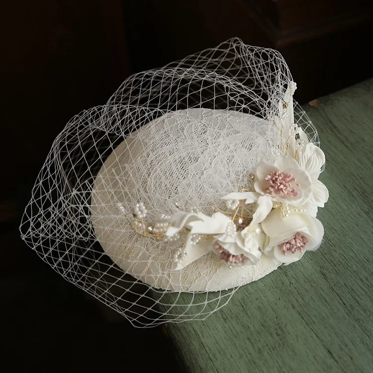2025 New French White Vintage Mini Fascinator Hat Bridal Lace Net Wedding Veil Cap for Women
2025 New French White Vintage Mini Fascinator Hat Bridal Lace Net Wedding Veil Cap for Women