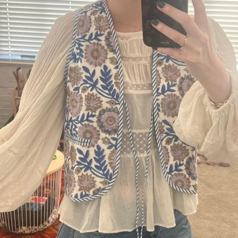 2025 New European and American Floral Striped Hook and Loop V-neck Vest Top Fashionable and Personalized Vest Female Clothing
2025 New European and American Floral Striped Hook and Loop V-neck Vest Top Fashionable and Personalized Vest Female Clothing