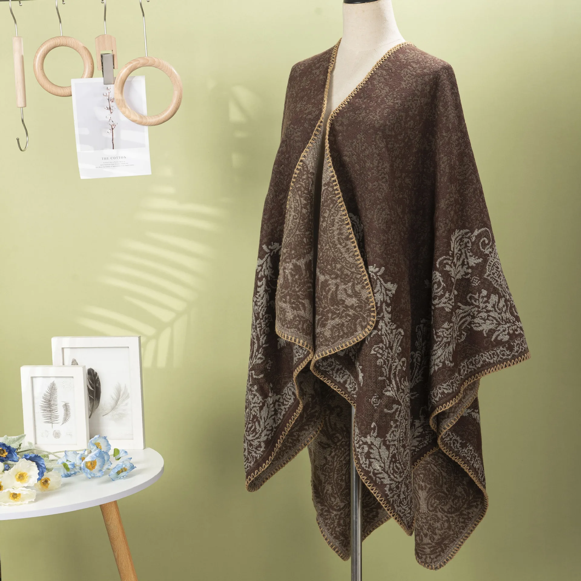 Накидка-шаль с этническим узором, ветрозащитный шарф в винтажном стиле для женщин, пончо и кардиган для путешествий на открытом воздухе
Накидка-шаль с этническим узором, ветрозащитный шарф в винтажном стиле для женщин, пончо и кардиган для путешествий на открытом воздухе