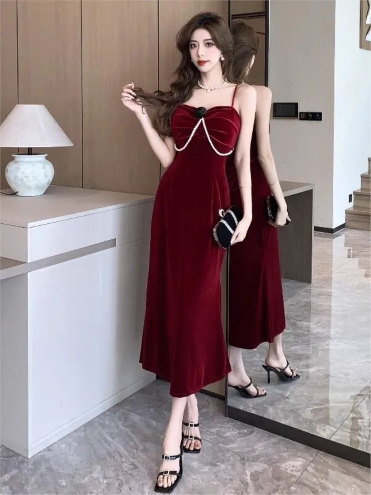 A new red velvet-textured halter and strapless fishtail dress for banquets
A new red velvet-textured halter and strapless fishtail dress for banquets