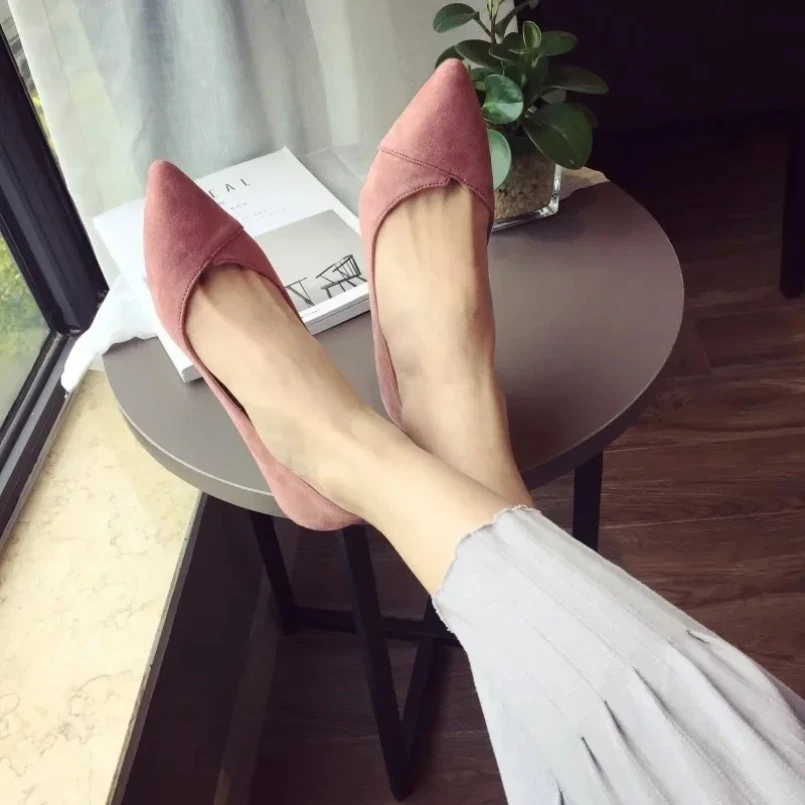 Женские туфли-лодочки 2025 года с острым носком на низком каблуке, из флокированной кожи, однотонные, без застежек, на шпильке, для женщин
Женские туфли-лодочки 2025 года с острым носком на низком каблуке, из флокированной кожи, однотонные, без застежек, на шпильке, для женщин