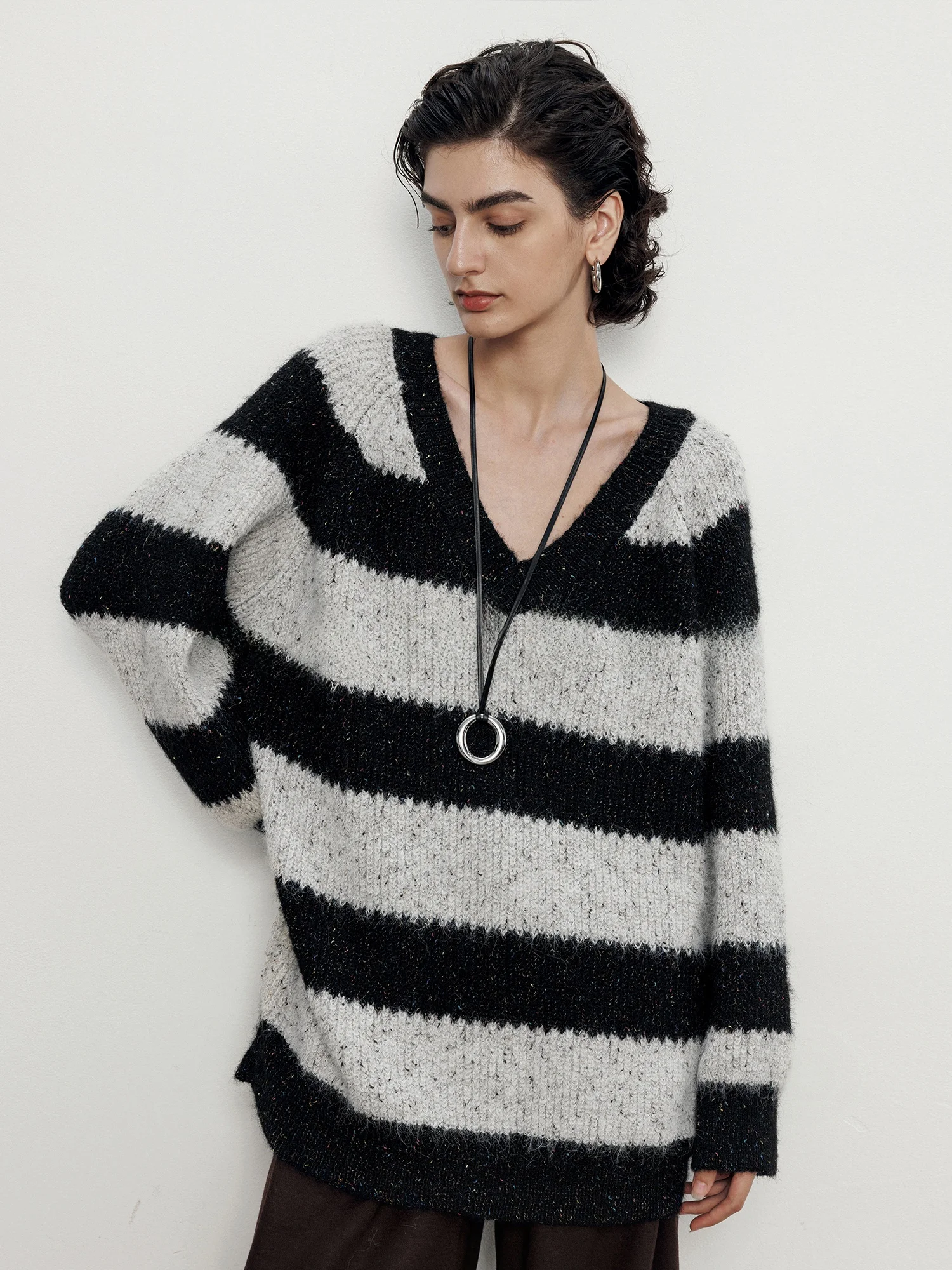 Женский винтажный шерстяной свитер Maiherer в полоску, весенний дизайн, двусторонний, вязаный, повседневный, свободного кроя, с длинными рукавами, V-образный вырез, теплый
Женский винтажный шерстяной свитер Maiherer в полоску, весенний дизайн, двусторонний, вязаный, повседневный, свободного кроя, с длинными рукавами, V-образный вырез, теплый