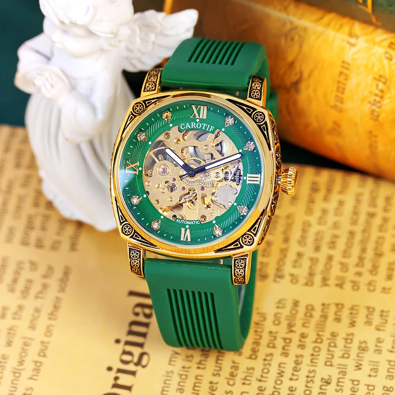 Мужские винтажные легкие роскошные наручные часы с зеленой лентой и резной резьбой и гравировкой.
Мужские винтажные легкие роскошные наручные часы с зеленой лентой и резной резьбой и гравировкой.