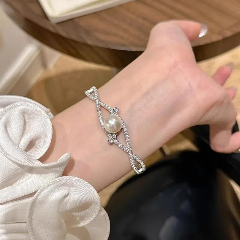 Original silver 925 Diamond inlay White Pearl bangles for women Fashion and Elegant Hollow out bracelets Wedding Jewelry Gift
Original silver 925 Diamond inlay White Pearl bangles for women Fashion and Elegant Hollow out bracelets Wedding Jewelry Gift