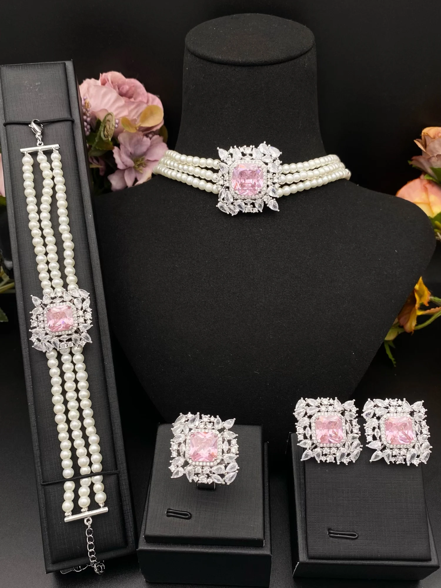Falair's new luxurious Middle Eastern Dubai jewelry set, featuring pink zircon, perfect for female wedding parties.
Falair's new luxurious Middle Eastern Dubai jewelry set, featuring pink zircon, perfect for female wedding parties.