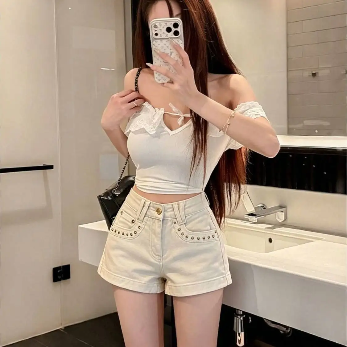 Summer 2026 High Waist Rivet Denim Shorts Women Slim A-Line Design Sensation Hot Pants Tanned Look Casual Cotton Ladies Jeans
Summer 2026 High Waist Rivet Denim Shorts Women Slim A-Line Design Sensation Hot Pants Tanned Look Casual Cotton Ladies Jeans