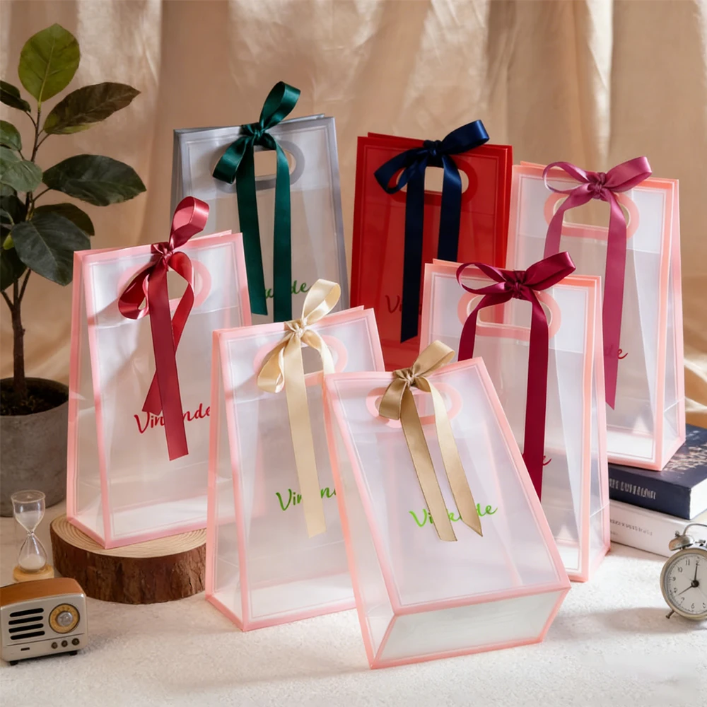 Премиум оптовая продажа ПВХ подарочные пакеты элегантный дизайн ленты аксессуары индивидуальный логотип деловая упаковка одежда косметика ювелирные изделия
Премиум оптовая продажа ПВХ подарочные пакеты элегантный дизайн ленты аксессуары индивидуальный логотип деловая упаковка одежда косметика ювелирные изделия