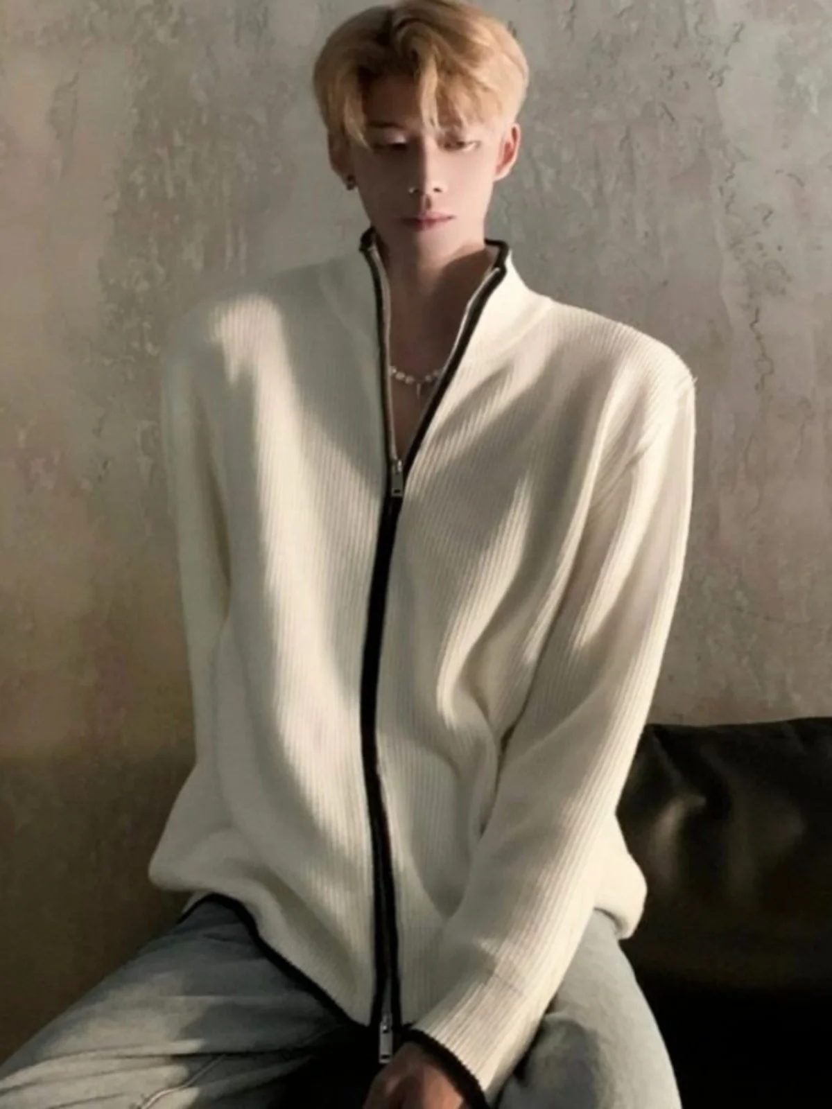 White Open Cardigan Zipper Sweater Stand Collar Men Autumn Winter Lazy High End Casual Loose INS High Collar Knittedwear
White Open Cardigan Zipper Sweater Stand Collar Men Autumn Winter Lazy High End Casual Loose INS High Collar Knittedwear