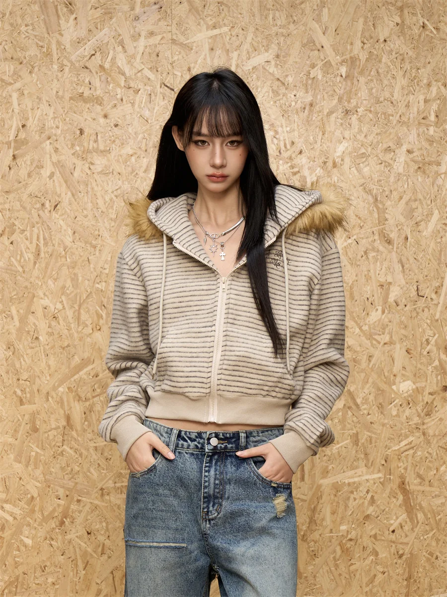 Retro American Striped Hoodie Women's Short Zipper Fur Collar Cardigan Casual Versatile Comfortable Long Sleeve Commute Style
Retro American Striped Hoodie Women's Short Zipper Fur Collar Cardigan Casual Versatile Comfortable Long Sleeve Commute Style