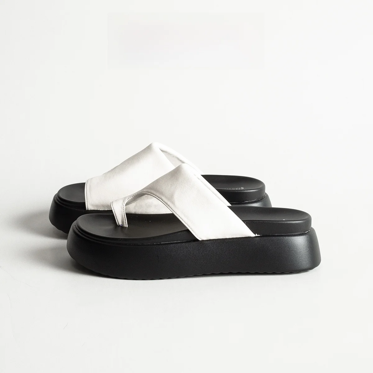 Casual Leather Thick Heel Women's Thong Slippers Fashionable Spring Summer New Style Easy Wear Outdoor Sandals Open Toe Slip-On
Casual Leather Thick Heel Women's Thong Slippers Fashionable Spring Summer New Style Easy Wear Outdoor Sandals Open Toe Slip-On