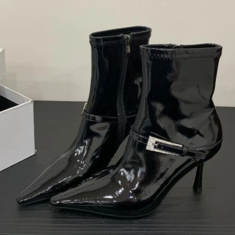 Luxury Crystal Buckle Design Sexy Pointed Toe Women's Ankle Boots Patent Leather Side Zipper Short Boots Ladies Banquet Heels
Luxury Crystal Buckle Design Sexy Pointed Toe Women's Ankle Boots Patent Leather Side Zipper Short Boots Ladies Banquet Heels