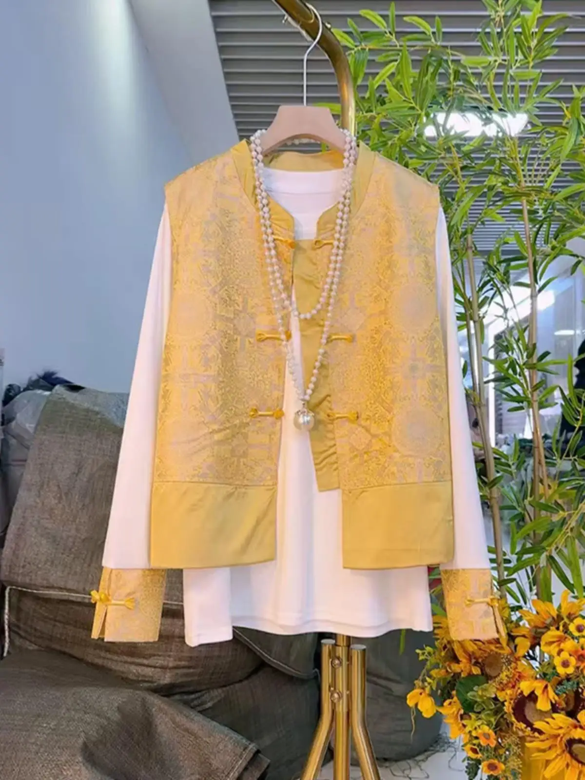 plus Size Women's Fashion Set with Stand Collar Hidden Flower Pattern National Style Vest Color Block Split Sleeve Bottom Shirt
plus Size Women's Fashion Set with Stand Collar Hidden Flower Pattern National Style Vest Color Block Split Sleeve Bottom Shirt