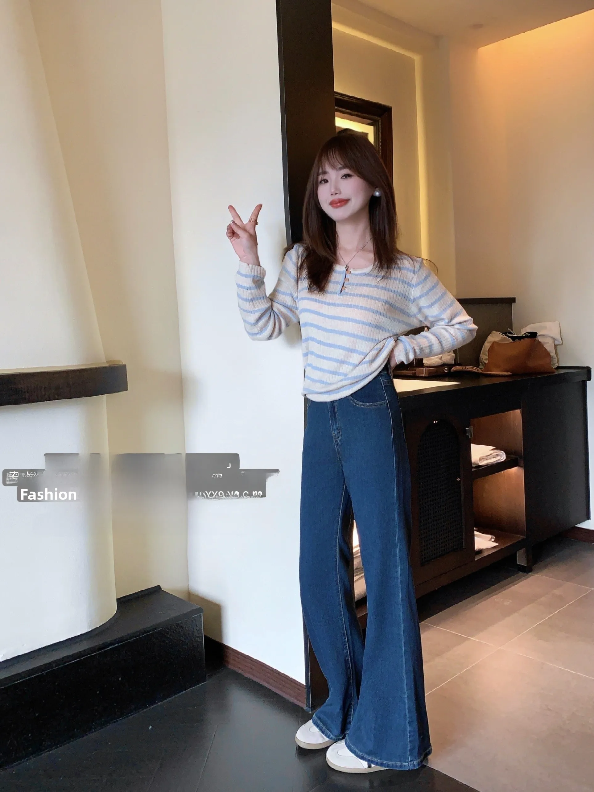 Утягивающие темно-синие джинсы с высокой талией, расклешенные брюки с микро-расклешенями, повседневные женские модные хлопковые эластичные джинсы, весна 2025 г.
Утягивающие темно-синие джинсы с высокой талией, расклешенные брюки с микро-расклешенями, повседневные женские модные хлопковые эластичные джинсы, весна 2025 г.