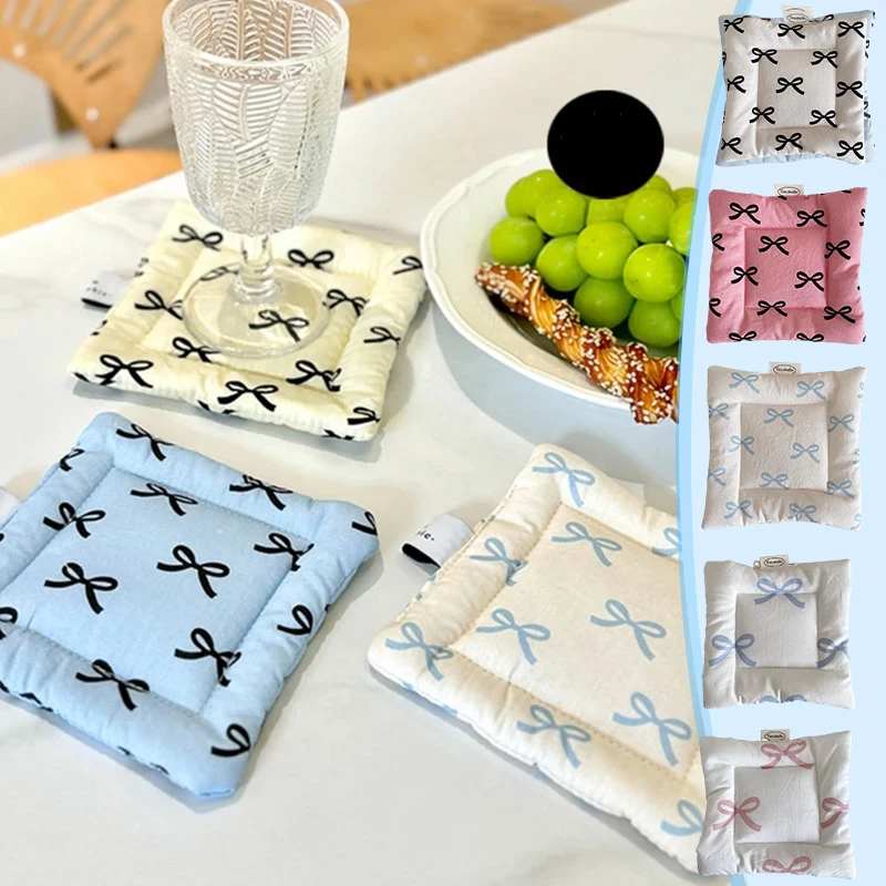 Korean Style Bow Pattern Coaster Set 1PC Double Sided Thickened Fabric Drink Mats Drawstring Jewelry Storage Mat Portable Gift
Korean Style Bow Pattern Coaster Set 1PC Double Sided Thickened Fabric Drink Mats Drawstring Jewelry Storage Mat Portable Gift