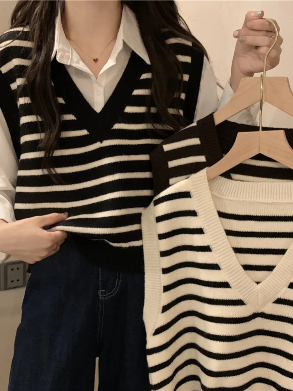 Retro Striped Knitted Vest Women's Spring Autumn Design Sensation Shoulder Short Sweater Top V-neck No Button Regular L...
Retro Striped Knitted Vest Women's Spring Autumn Design Sensation Shoulder Short Sweater Top V-neck No Button Regular L...