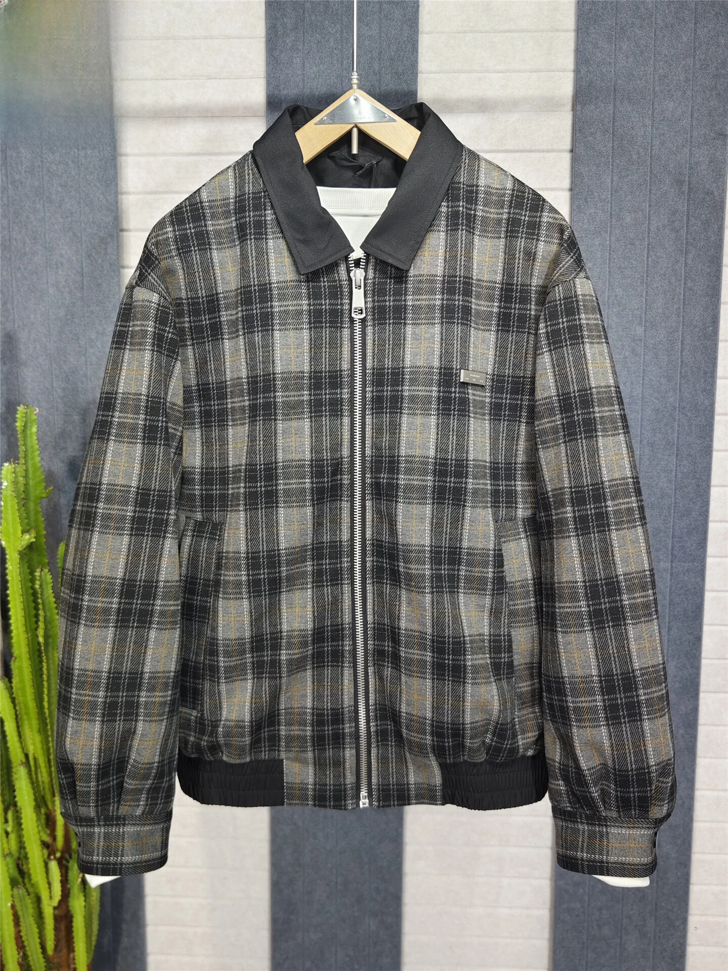 Мужская зимняя модная куртка в клетку с воротником-стойкой, утепленная пухом, теплая, утолщенная, молодежная, повседневная, на молнии
Мужская зимняя модная куртка в клетку с воротником-стойкой, утепленная пухом, теплая, утолщенная, молодежная, повседневная, на молнии