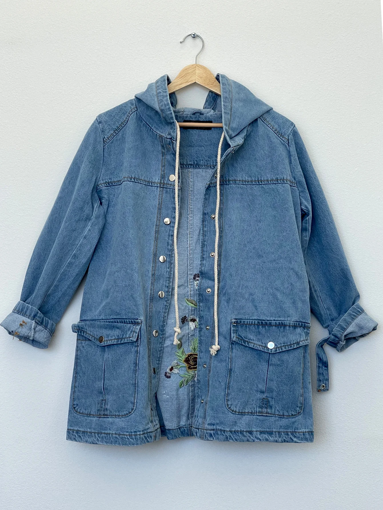 Women's Mid - length Hooded Denim Jacket with Floral Embroidery & "LOVE" Print
Women's Mid - length Hooded Denim Jacket with Floral Embroidery & "LOVE" Print