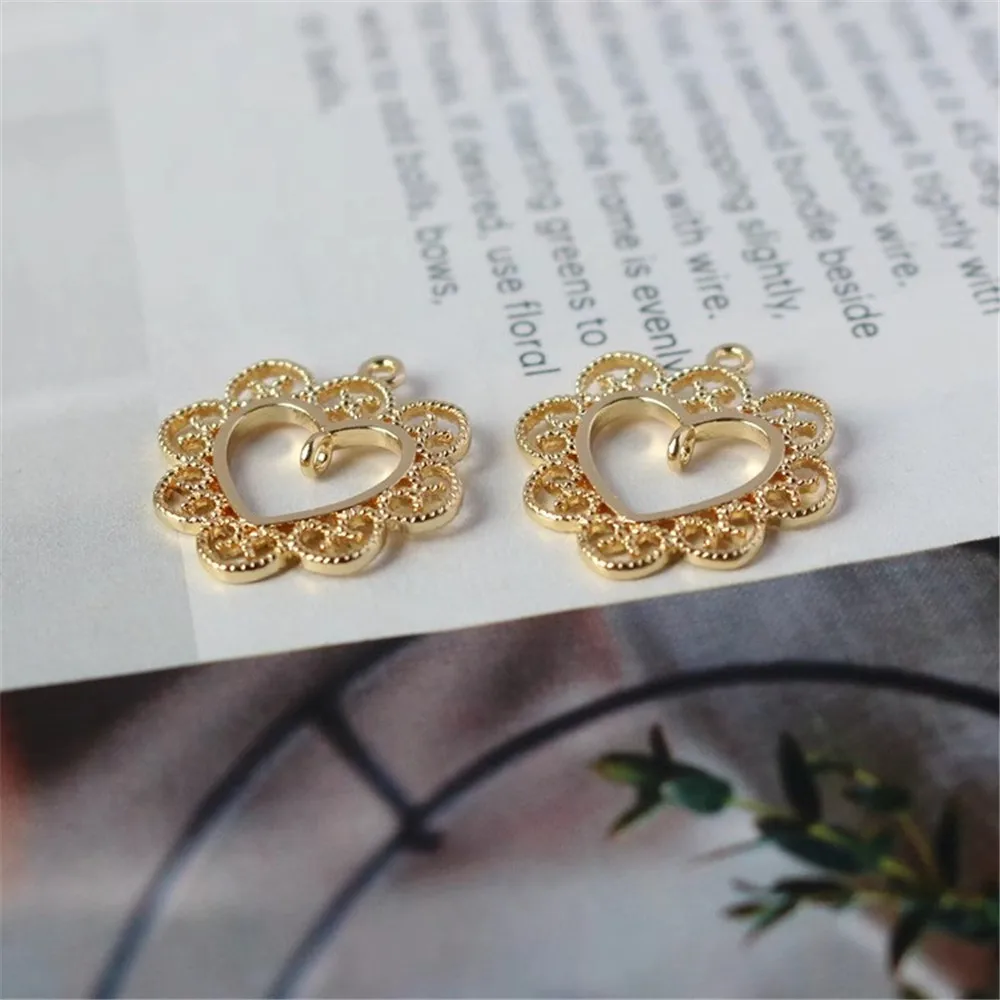 14k Copper Gold Lace Edge Heart-shaped Hollow Hanging Frame Pendant Handmade Diy Jewelry Accessories Bracelet Pendant Charm
14k Copper Gold Lace Edge Heart-shaped Hollow Hanging Frame Pendant Handmade Diy Jewelry Accessories Bracelet Pendant Charm