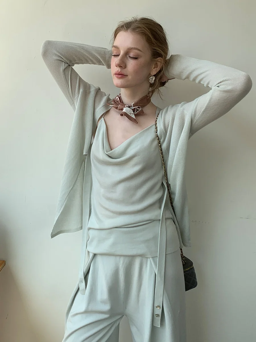 Легкий шелковый вязаный кардиган для женщин, летний тонкий свитер из ледяного шелка, свободный крой, для кондиционированных помещений, верхняя одежда
Легкий шелковый вязаный кардиган для женщин, летний тонкий свитер из ледяного шелка, свободный крой, для кондиционированных помещений, верхняя одежда