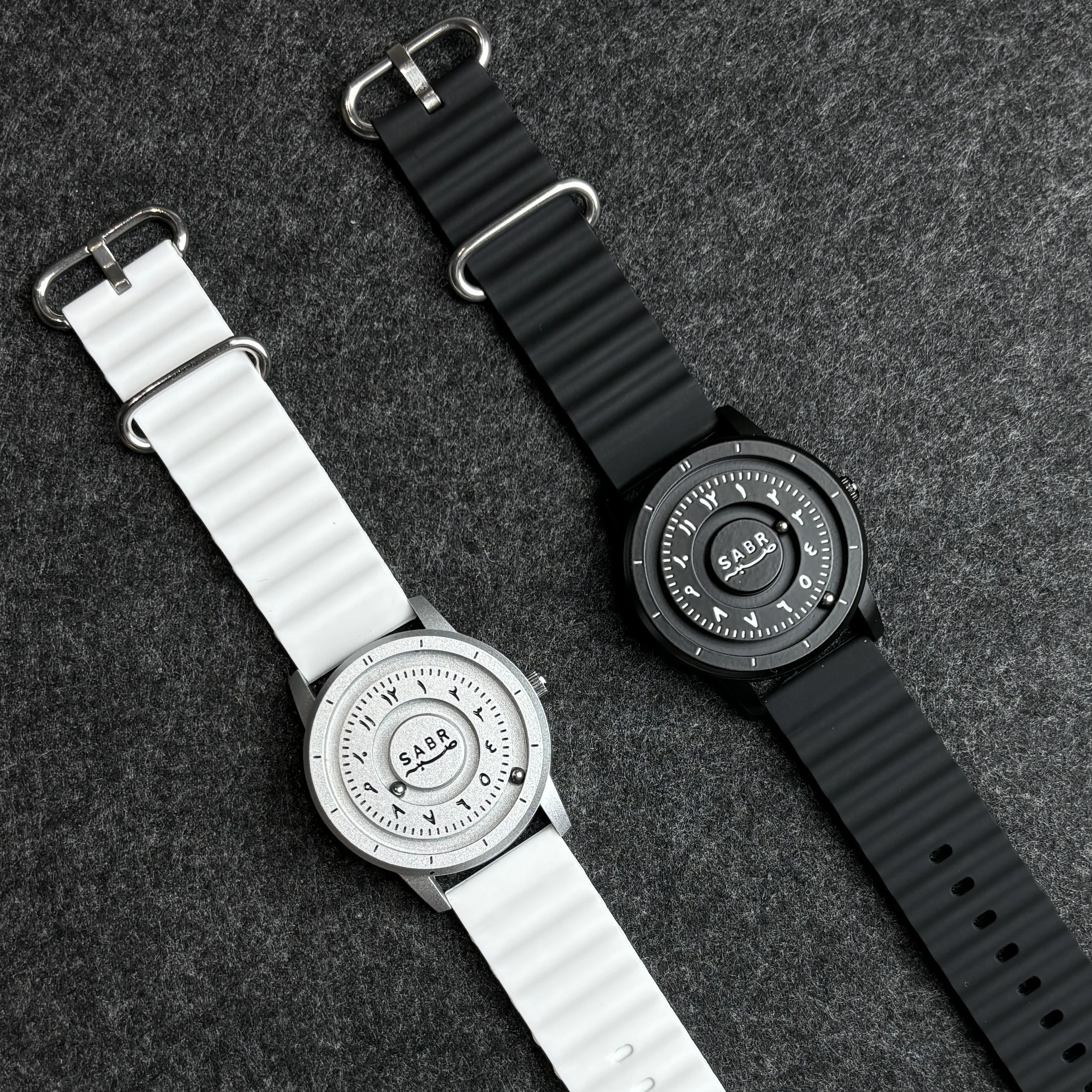 Sabr Arabic Numerals Men's Watch High-Tech Mirrorless Stainless Steel Dial Quartz Watch Silicone Strap Wave Style
Sabr Arabic Numerals Men's Watch High-Tech Mirrorless Stainless Steel Dial Quartz Watch Silicone Strap Wave Style