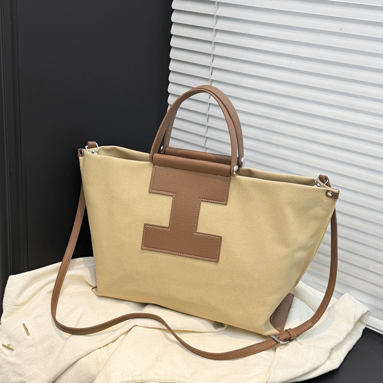 PU Solid Color Zipper Patchwork Shoulder Bags 2026 New Trend High Quality Bags Design Sense Fashion Versatile Women's Handbags
PU Solid Color Zipper Patchwork Shoulder Bags 2026 New Trend High Quality Bags Design Sense Fashion Versatile Women's Handbags