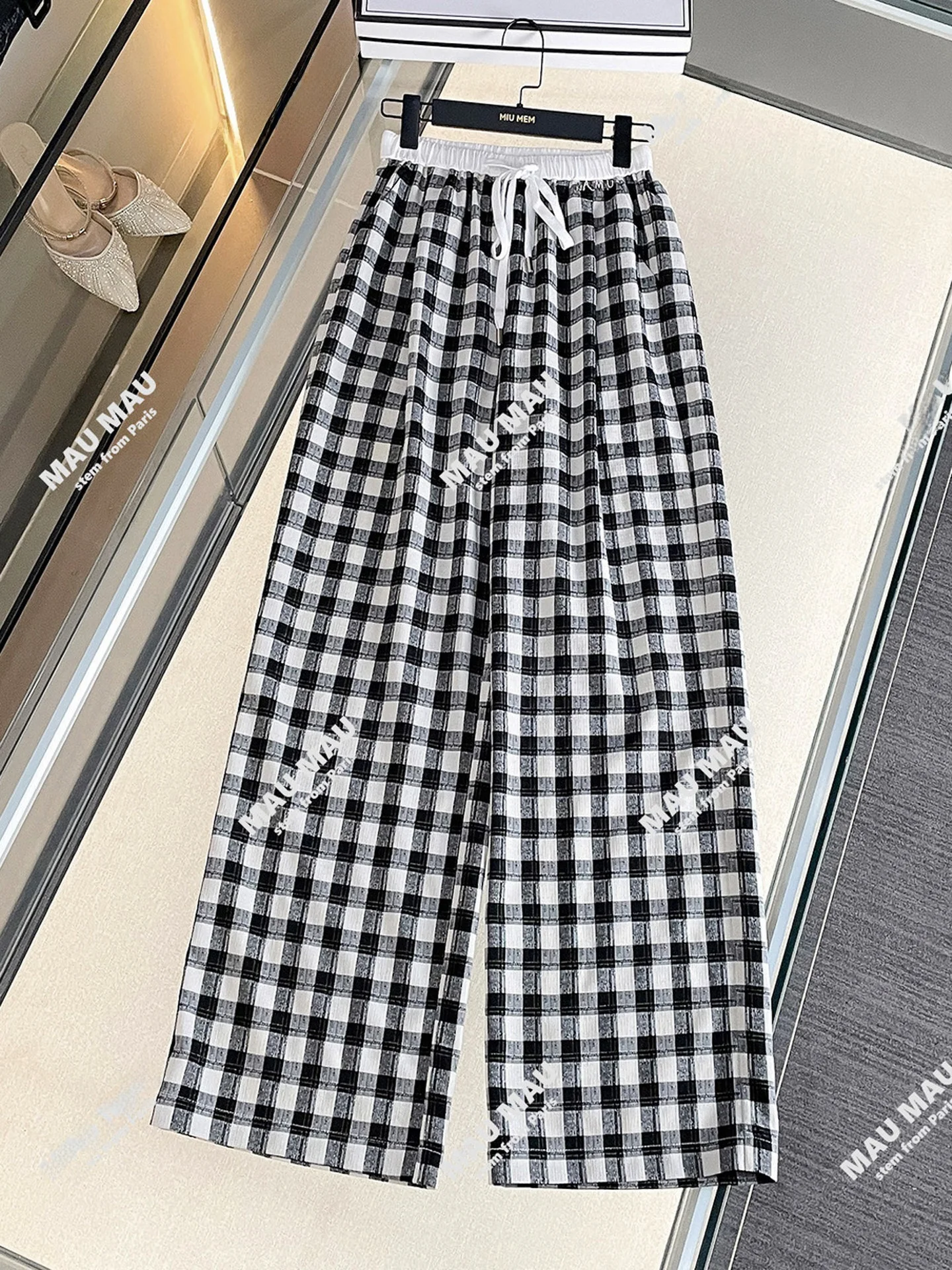 High Waist Wide Leg Pants Black White Plaid Drawstring Elastic Waist Casual Trousers for Women Commute Style High Fashion
High Waist Wide Leg Pants Black White Plaid Drawstring Elastic Waist Casual Trousers for Women Commute Style High Fashion