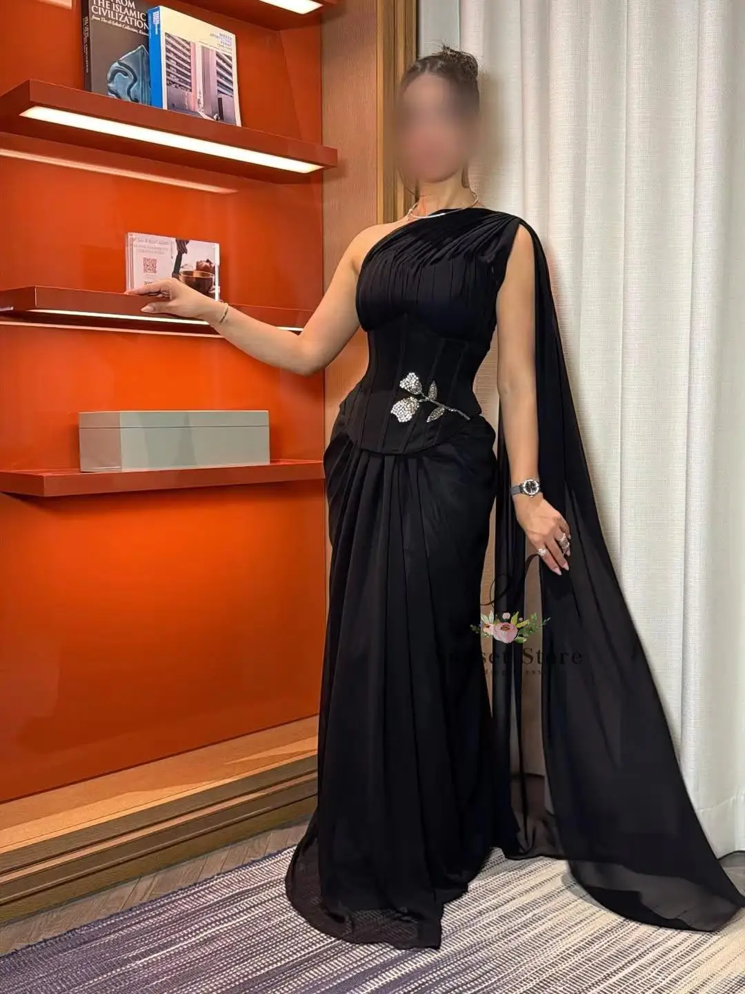Customized One Shoulder Corset Evening Gown 2026 Chiffon Draped Wedding Guest Formal Dress with Cape Robe de soirée noire
Customized One Shoulder Corset Evening Gown 2026 Chiffon Draped Wedding Guest Formal Dress with Cape Robe de soirée noire