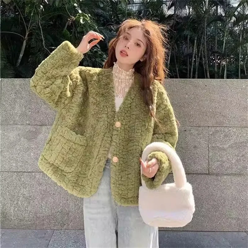 Imitation lamb wool coat women's autumn and winter new Korean version design sense V-neck loose short length long sleeved cotton
Imitation lamb wool coat women's autumn and winter new Korean version design sense V-neck loose short length long sleeved cotton