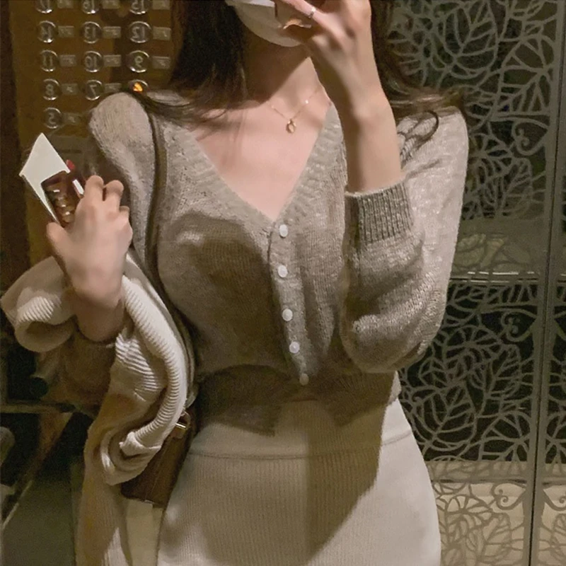 Gentle Style Knitted V-Neck Short Fit Fashionable Long Sleeve T-Shirt Dongda Gate New Arrival Button up Cardigan for Women
Gentle Style Knitted V-Neck Short Fit Fashionable Long Sleeve T-Shirt Dongda Gate New Arrival Button up Cardigan for Women