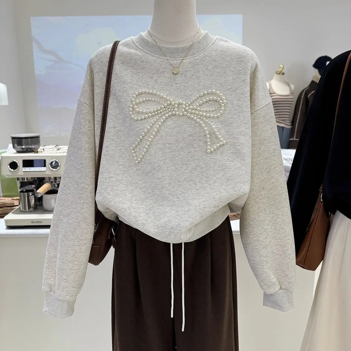 Autumn and winter new Korean style niche lazy beaded bow loose velvet warm round neck casual sweatshirt women's top y2k clothing
Autumn and winter new Korean style niche lazy beaded bow loose velvet warm round neck casual sweatshirt women's top y2k clothing