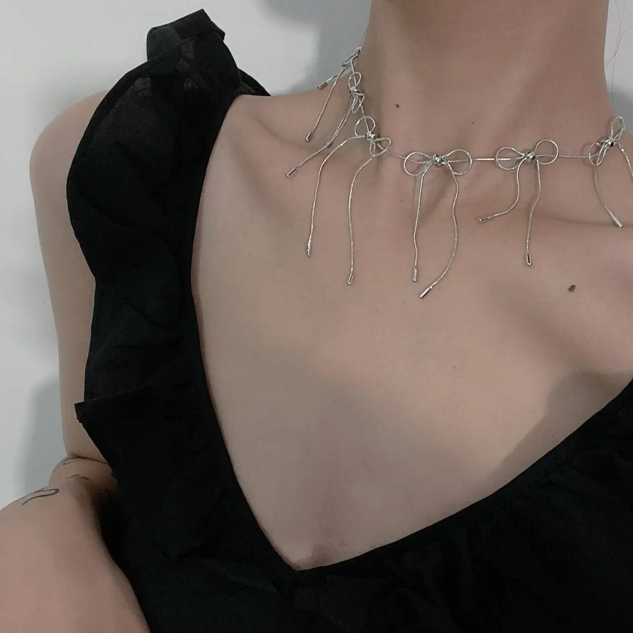 Exquisite Metal Bow Tassel Necklace Fashion Short Pendant Necklace Trendy Jewelry Gifts for Friends
Exquisite Metal Bow Tassel Necklace Fashion Short Pendant Necklace Trendy Jewelry Gifts for Friends