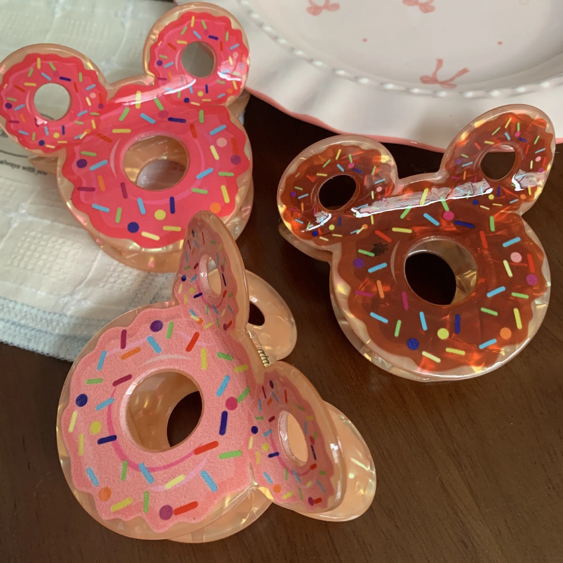 DS New Food Series Doughnut Claw Clips Beach Sweet Cute Chocolate Shark Claw Funny Hair Clips Hair Accessories for Women Girls
DS New Food Series Doughnut Claw Clips Beach Sweet Cute Chocolate Shark Claw Funny Hair Clips Hair Accessories for Women Girls