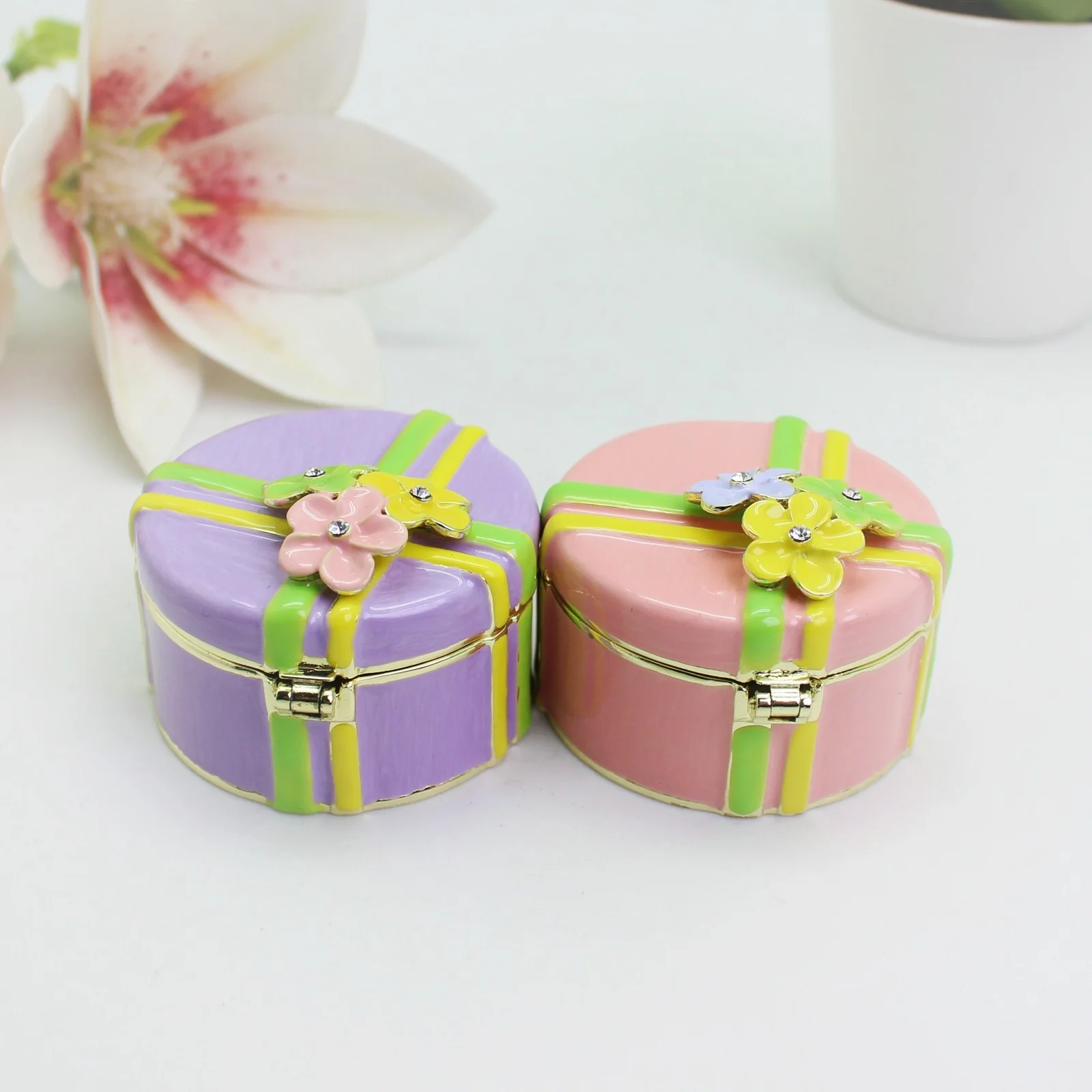SHINNYGIFTS Mini Jewelry Box Hand Painted Decorative Blossoms Trinket Box for Earrings Home Decor
SHINNYGIFTS Mini Jewelry Box Hand Painted Decorative Blossoms Trinket Box for Earrings Home Decor
