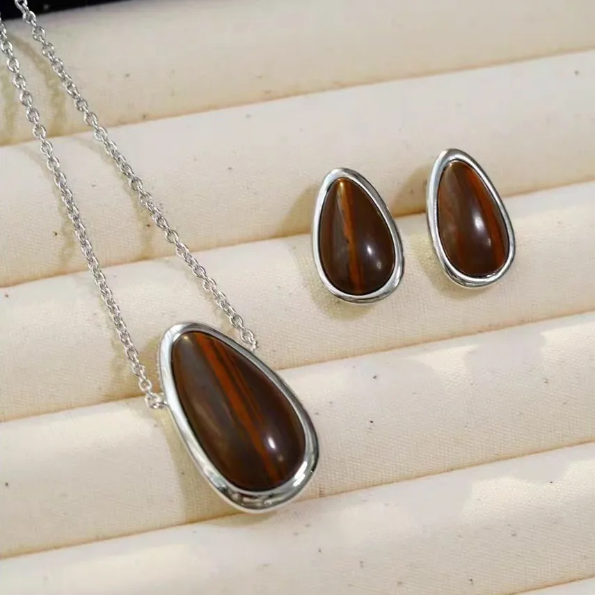 New Oval Natural Fritillary Stud Earrings for Women's Winter High-end Sense Simple and Versatile Niche Temperament Fashion Earri
New Oval Natural Fritillary Stud Earrings for Women's Winter High-end Sense Simple and Versatile Niche Temperament Fashion Earri