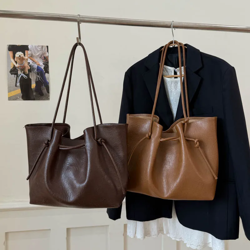 Autumn New Trendy Women's Bags, Maillard Retro Tote Bags, Large-capacity One-shoulder Commuting, Casual and Fashionable
Autumn New Trendy Women's Bags, Maillard Retro Tote Bags, Large-capacity One-shoulder Commuting, Casual and Fashionable