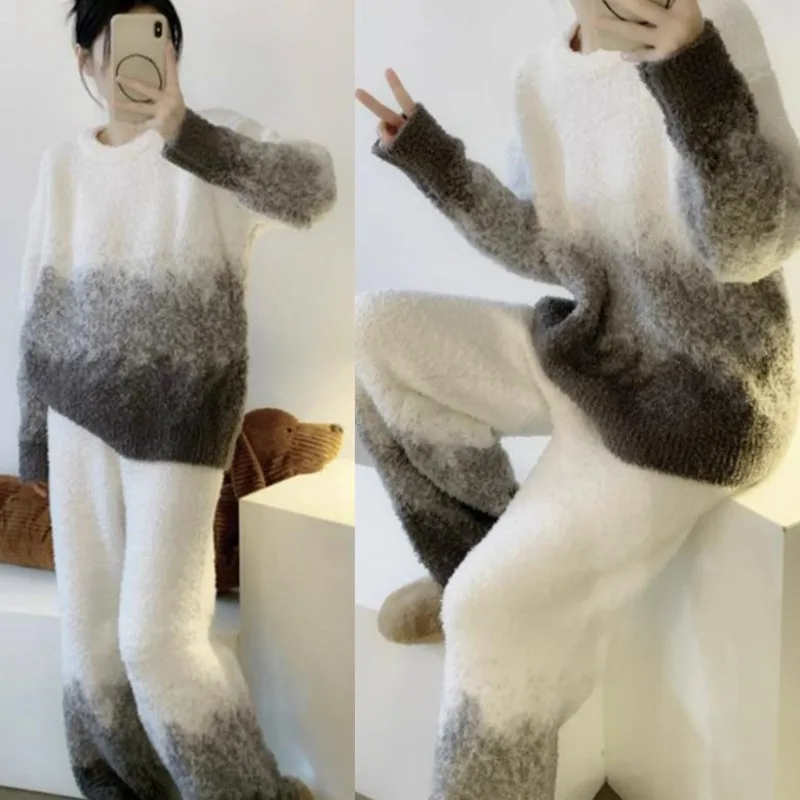 Advanced Temperament Color Matching Coral Fleece Pajamas Women's Winter New Plush Home Casual Wear Suit Can Be Worn Outside
Advanced Temperament Color Matching Coral Fleece Pajamas Women's Winter New Plush Home Casual Wear Suit Can Be Worn Outside