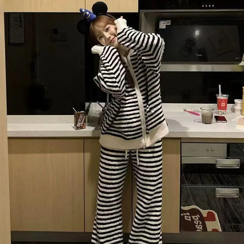Women's Home Clothes Set Sleepwear Thickened Coral Fleece Zipper Hooded Pajamas Striped Comfortable Soft Nightgown Autumn Winter
Women's Home Clothes Set Sleepwear Thickened Coral Fleece Zipper Hooded Pajamas Striped Comfortable Soft Nightgown Autumn Winter