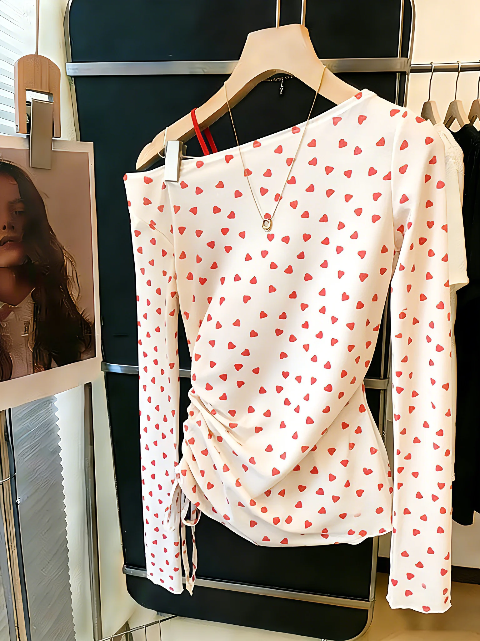 Unique Heart Print Long Sleeve T-Shirt Women's Slim Fit Shoulder Baring Sunshade Shirt Commute Style Straight Tube Pattern
Unique Heart Print Long Sleeve T-Shirt Women's Slim Fit Shoulder Baring Sunshade Shirt Commute Style Straight Tube Pattern