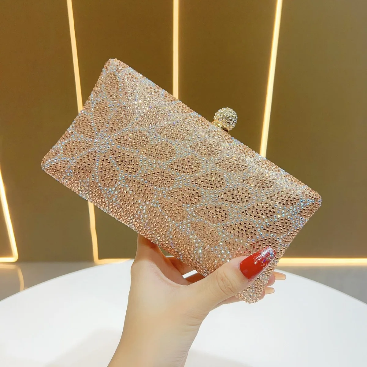Ladies Flash Luxury Rhinestone Dinner Bag Fashion Temperament Elegant Clutch Bag Light Luxury Full Diamonds High-end Clutch Bag
Ladies Flash Luxury Rhinestone Dinner Bag Fashion Temperament Elegant Clutch Bag Light Luxury Full Diamonds High-end Clutch Bag