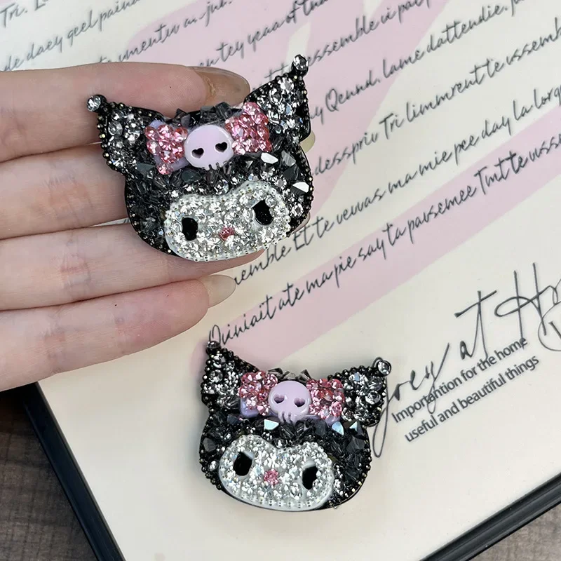 Аниме Sanrio персонаж Kuromi яркий бриллиант Утконос зажим Kawaii Kuromi челка сломанные волосы боковой зажим для девочек игрушки подарки
Аниме Sanrio персонаж Kuromi яркий бриллиант Утконос зажим Kawaii Kuromi челка сломанные волосы боковой зажим для девочек игрушки подарки