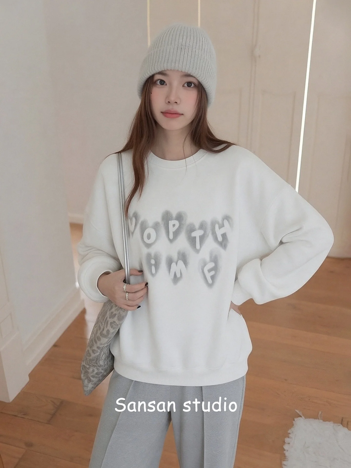 Oversize White round Ne Sweatirt Women Early Spring Letter Print Heavy Long Sve Loose Casual Top Trendy Streetwear
Oversize White round Ne Sweatirt Women Early Spring Letter Print Heavy Long Sve Loose Casual Top Trendy Streetwear