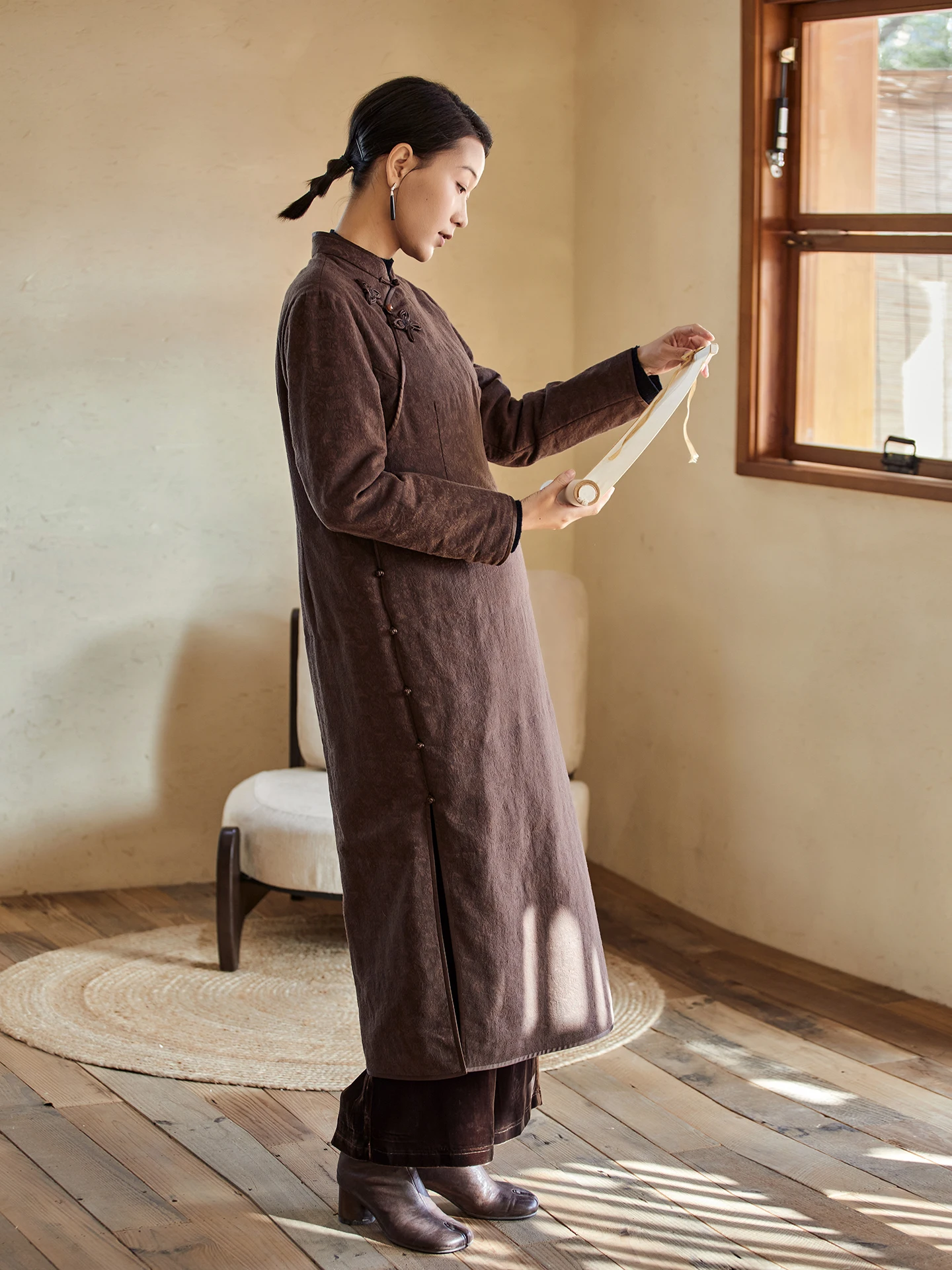 Chinese Sle Cotton Linen Embroidered Dr Women's oulder Length Long Sve Fitting Qipao Dr for Casual Daily Wear
Chinese Sle Cotton Linen Embroidered Dr Women's oulder Length Long Sve Fitting Qipao Dr for Casual Daily Wear