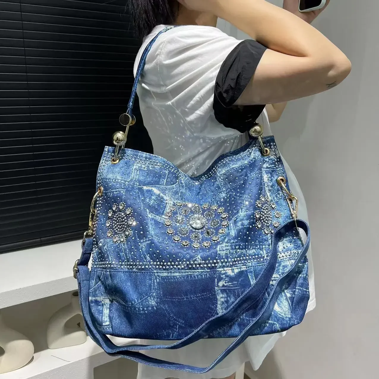 Women's Fashion Denim Diamond Shoulder Bag Large Capacity Gradient Diamond Bucket Crossbody Handbag
Women's Fashion Denim Diamond Shoulder Bag Large Capacity Gradient Diamond Bucket Crossbody Handbag