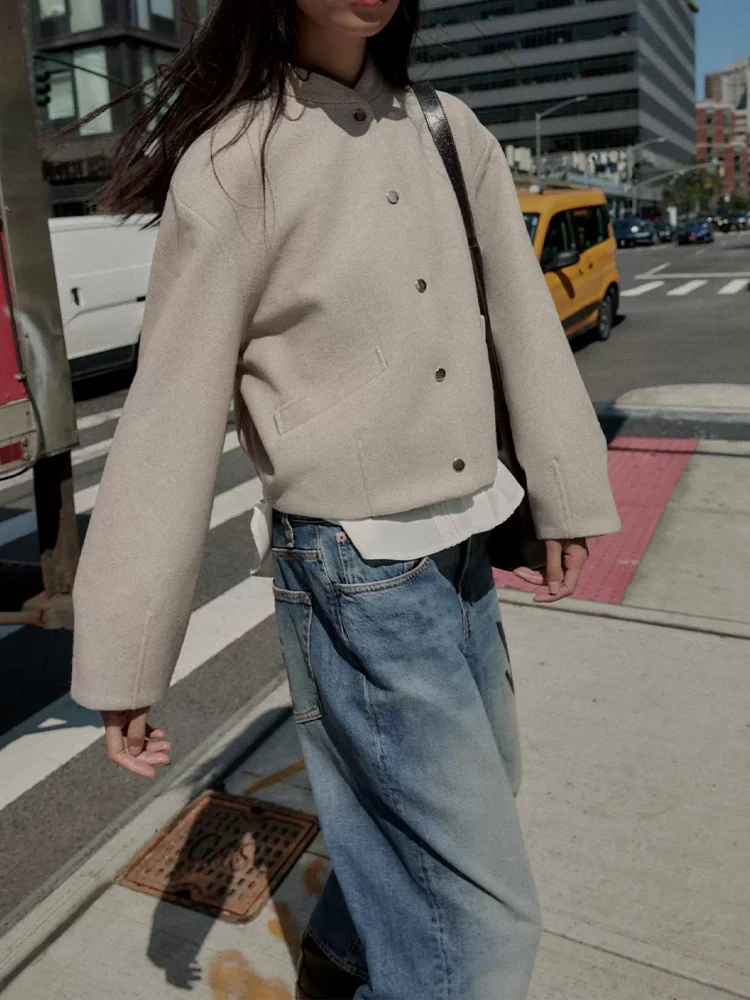 Европейский и американский стиль, осенняя новая женская мода, простой повседневный стиль, воротник-стойка, длинный рукав, эластичный подол, мягкая пилотная куртка
Европейский и американский стиль, осенняя новая женская мода, простой повседневный стиль, воротник-стойка, длинный рукав, эластичный подол, мягкая пилотная куртка