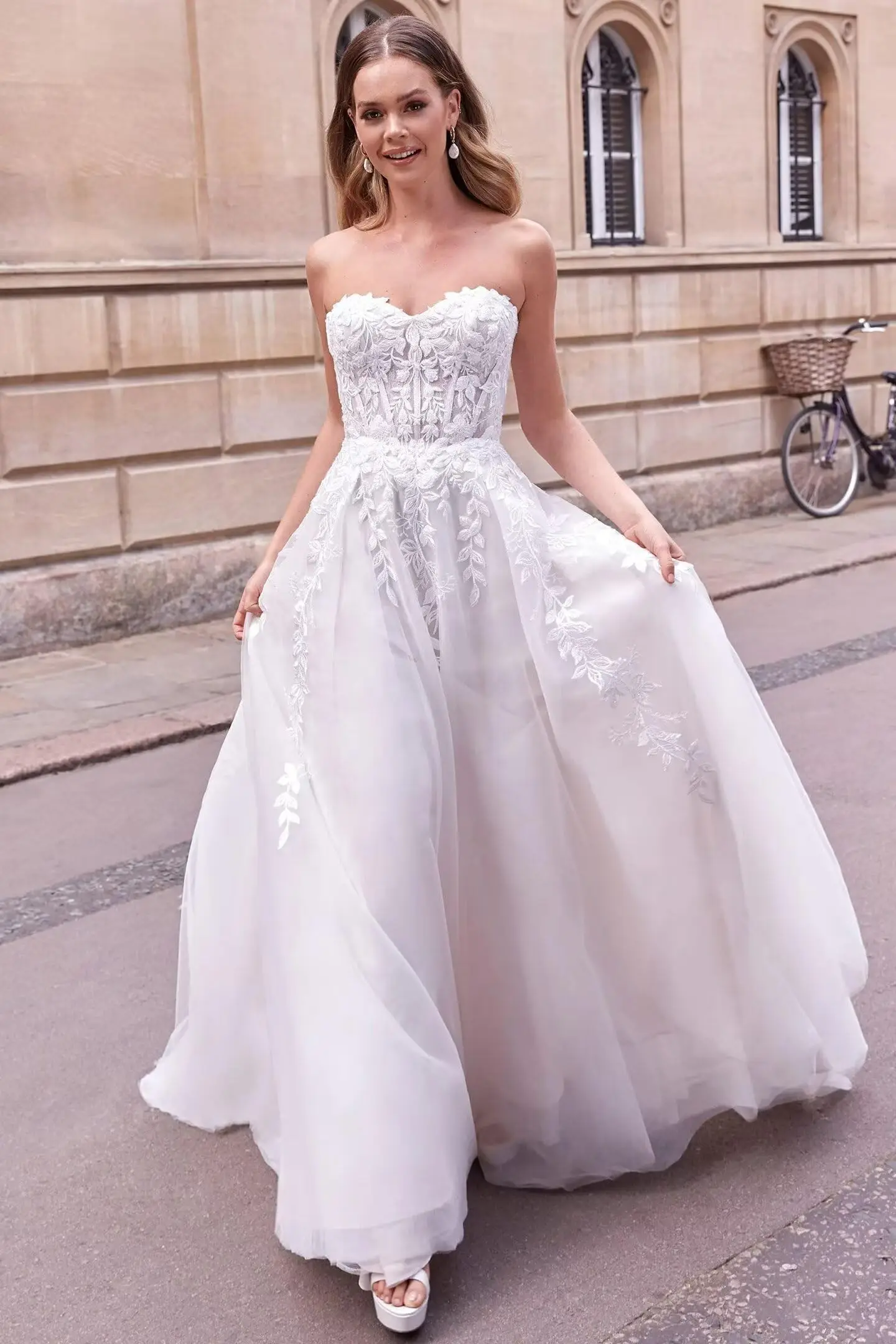 Women’s A-Line Strapless Sweetheart Neckline Wedding Dresses, Lace Appliques 3D Flower Wedding Bridal Gowns
Women’s A-Line Strapless Sweetheart Neckline Wedding Dresses, Lace Appliques 3D Flower Wedding Bridal Gowns