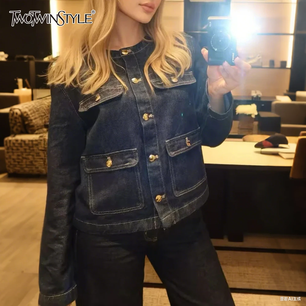 TWOTWINSTYLE американская джинсовая куртка в стиле ретро для женщин с круглым вырезом и длинными рукавами в стиле пэчворк с несколькими карманами базовое пальто женская осенняя одежда
TWOTWINSTYLE американская джинсовая куртка в стиле ретро для женщин с круглым вырезом и длинными рукавами в стиле пэчворк с несколькими карманами базовое пальто женская осенняя одежда