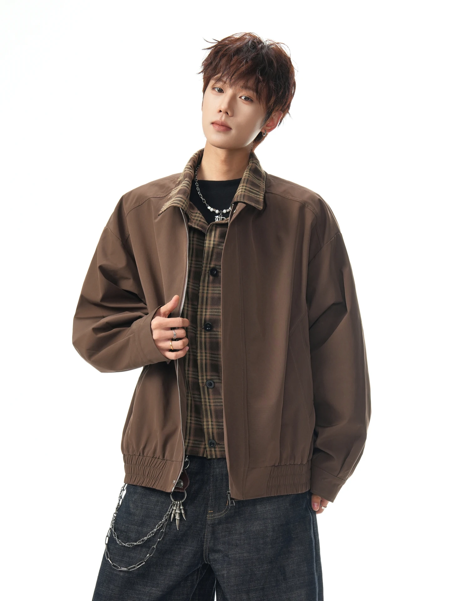 Свободная мужская клетчатая куртка в стиле весеннего сезона, повседневная верхняя одежда молодежного спорта, дизайн со сращиванием Sle, отложной воротник, матч для пары
Свободная мужская клетчатая куртка в стиле весеннего сезона, повседневная верхняя одежда молодежного спорта, дизайн со сращиванием Sle, отложной воротник, матч для пары